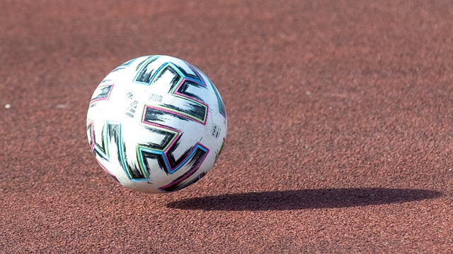 利兹联3-1胜切尔西，利物浦1-1战平桑德兰。