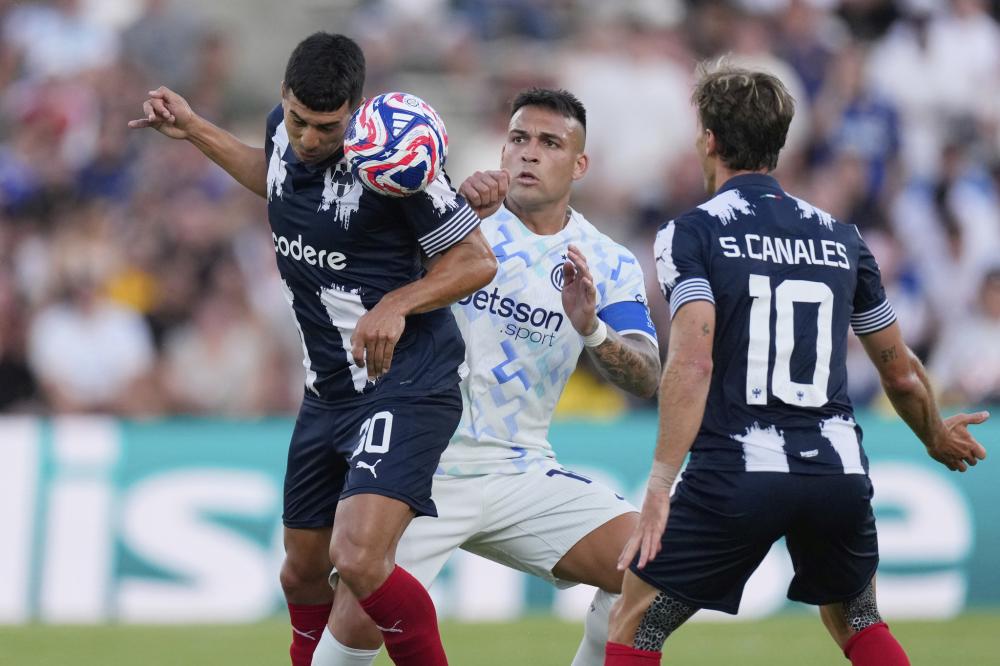 完成英格兰成年代表队首秀，夸安萨获赠纪念帽